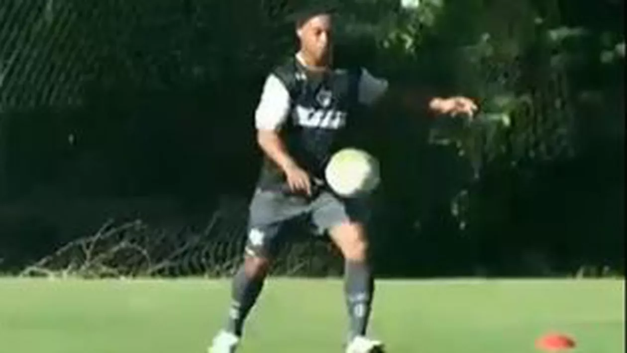 Ronaldinho, o nouă jonglerie: gol din spatele porţii!