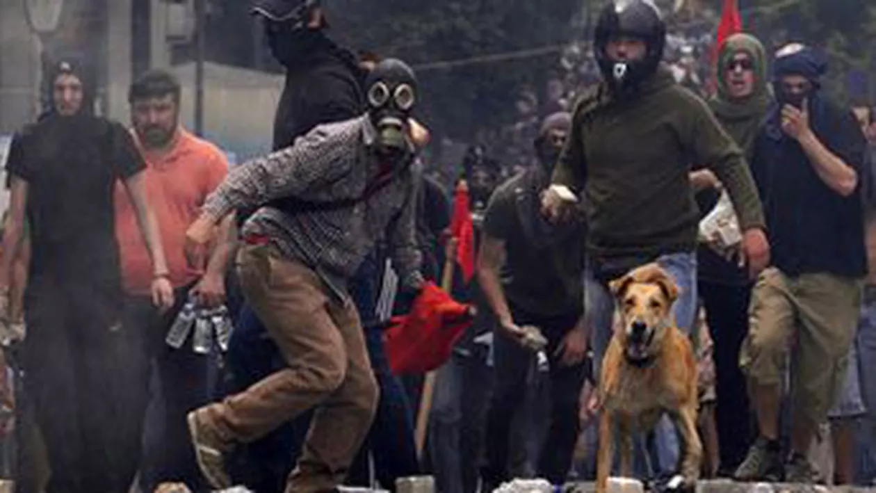 Atena: Proteste violente faţă de măsurile dure de austeritate