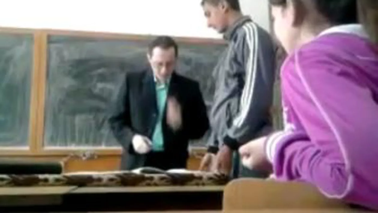 Profesor ameninţat cu bătaia de un elev, pentru că a "îndrăznit" să-i dea nota 2