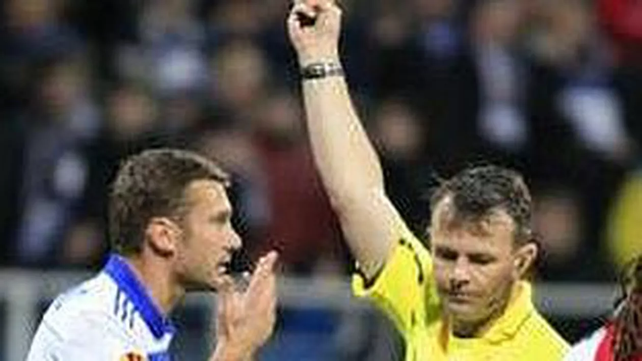 Un arbitru a primit un șut în fund de la un suporter supărat. Citește de ce!