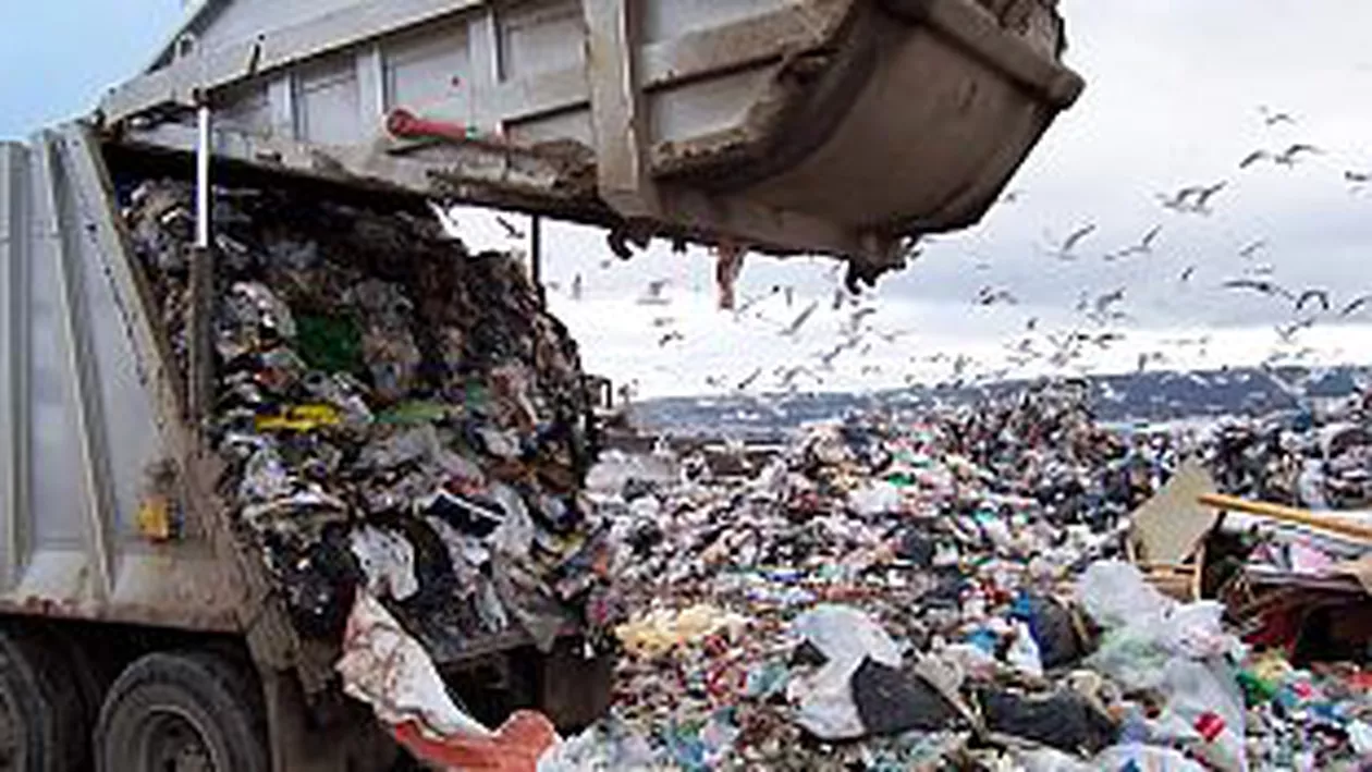 Autoritățile ar putea introduce o taxă pentru deșeurile care ajung la groapa de gunoi