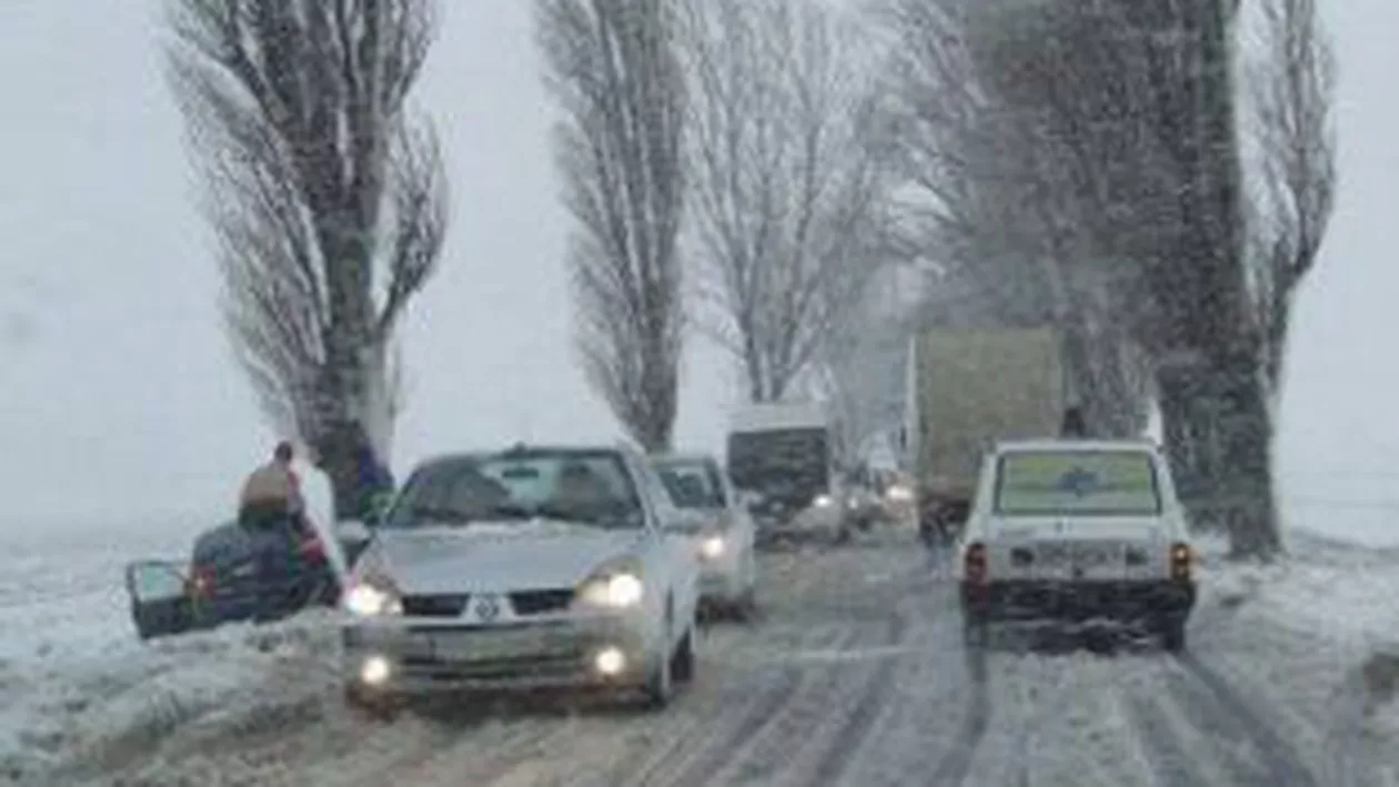 Infotrafic: Drumuri naționale îngreunate din cauza ninsorilor abundente