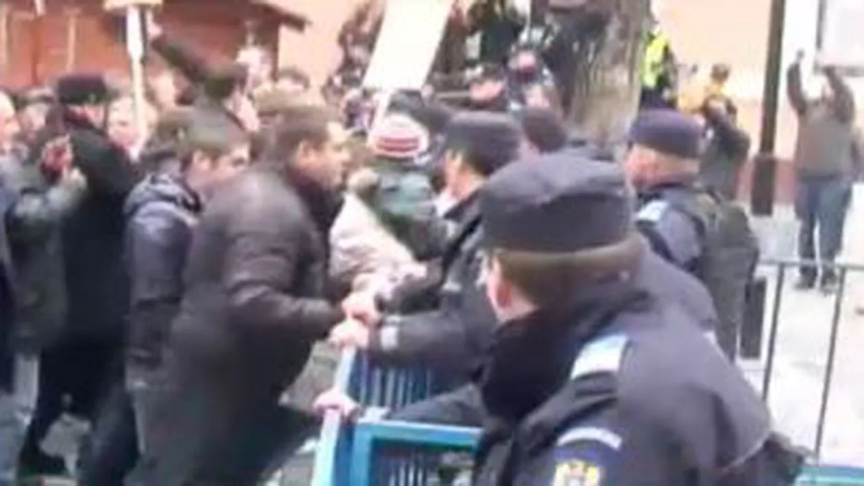 Codlea: Sute de locuitori protestează împotriva închiderii spitalului din oraş
