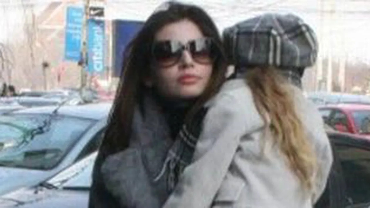 Urmăreşte Ştirile B1 TV, de la ora 20.00: Imagini exclusive cu Monica şi Irina la împărtăşanie!