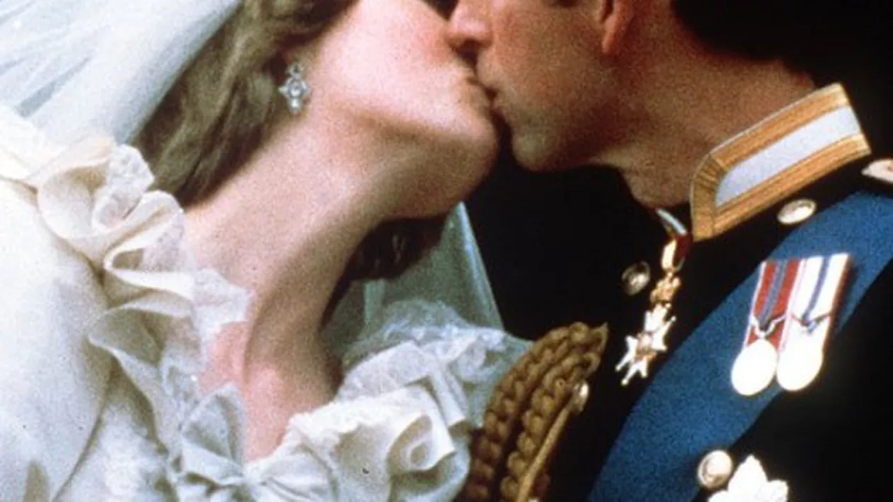 Hosni Mubarak şi doi foşti oficiali, amendaţi cu 90 milioane dolari