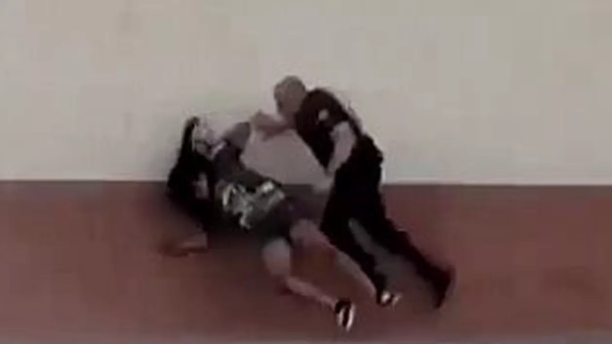 Poliţist suspendat pentru abuz de forţă după ce a trântit o adolescentă de perete