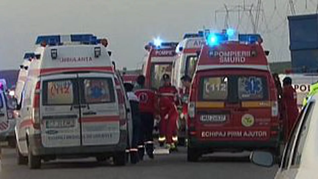 Doi morţi şi doi răniţi, după ce o ambulanţă s-a izbit de un cap de pod
