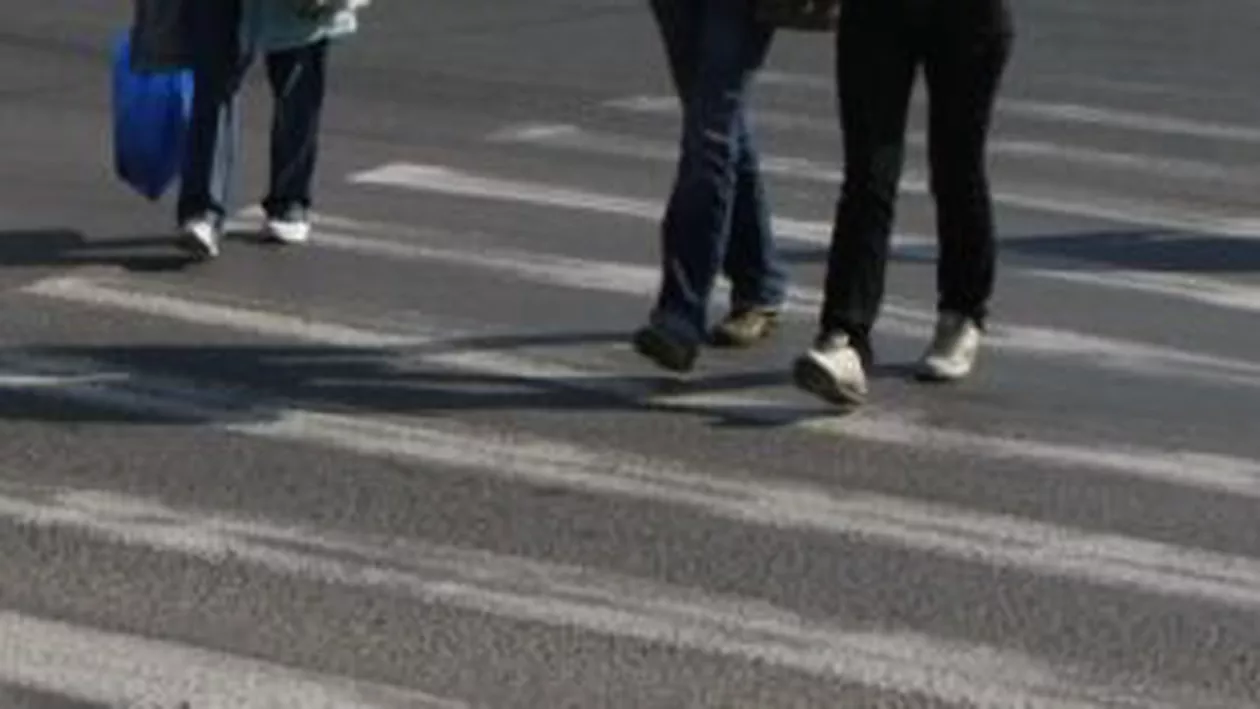 Voluntari: Două eleve, accidentate grav pe trecerea de pietoni