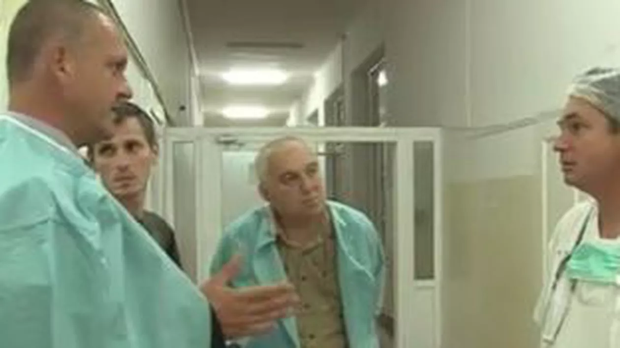 Bolnavi legaţi de pat în Spitalul Judeţean din Sibiu. Inspectorii aprobă soluţia barbară