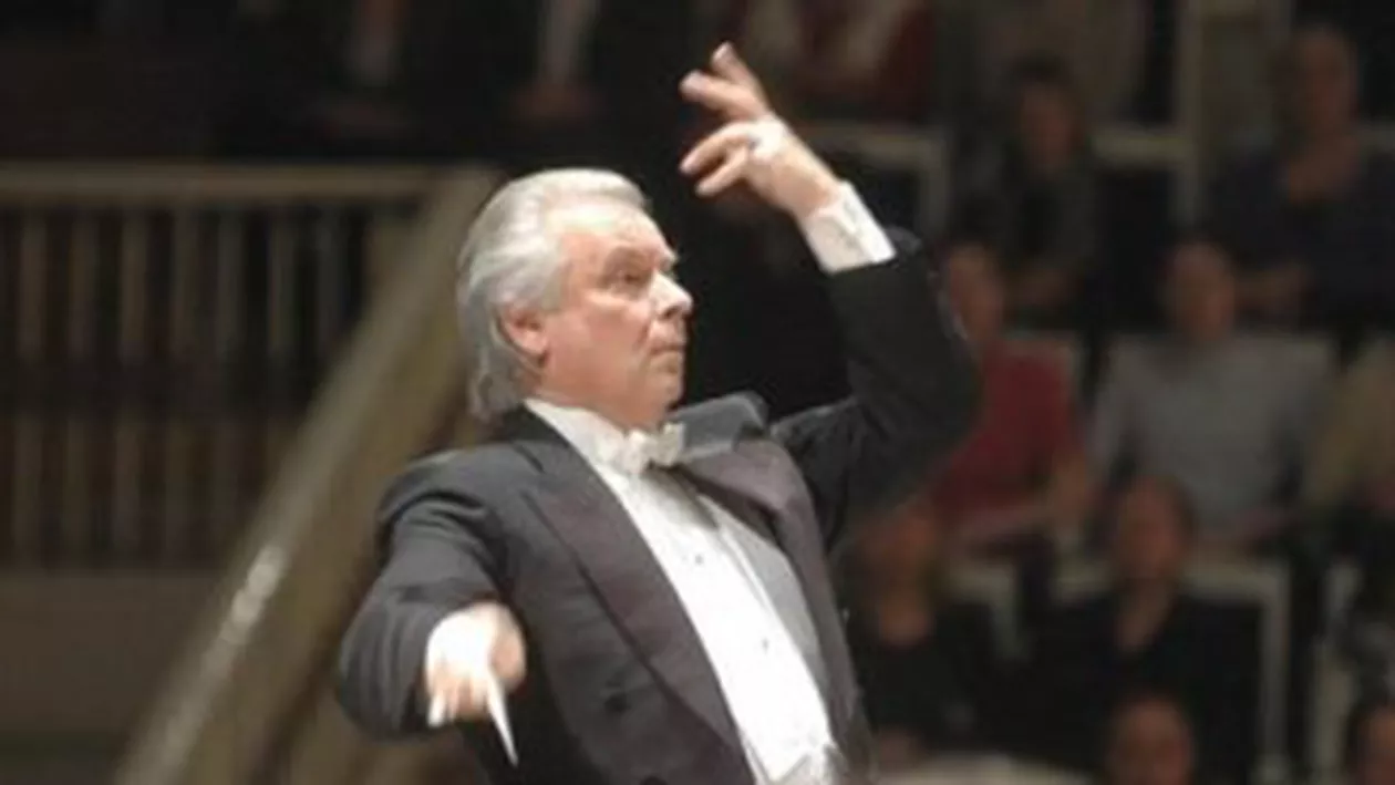 Gest extrem la Ateneul Român: Un tânăr i-a sărutat mâna celebrului dirijor rus Yuri Simonov