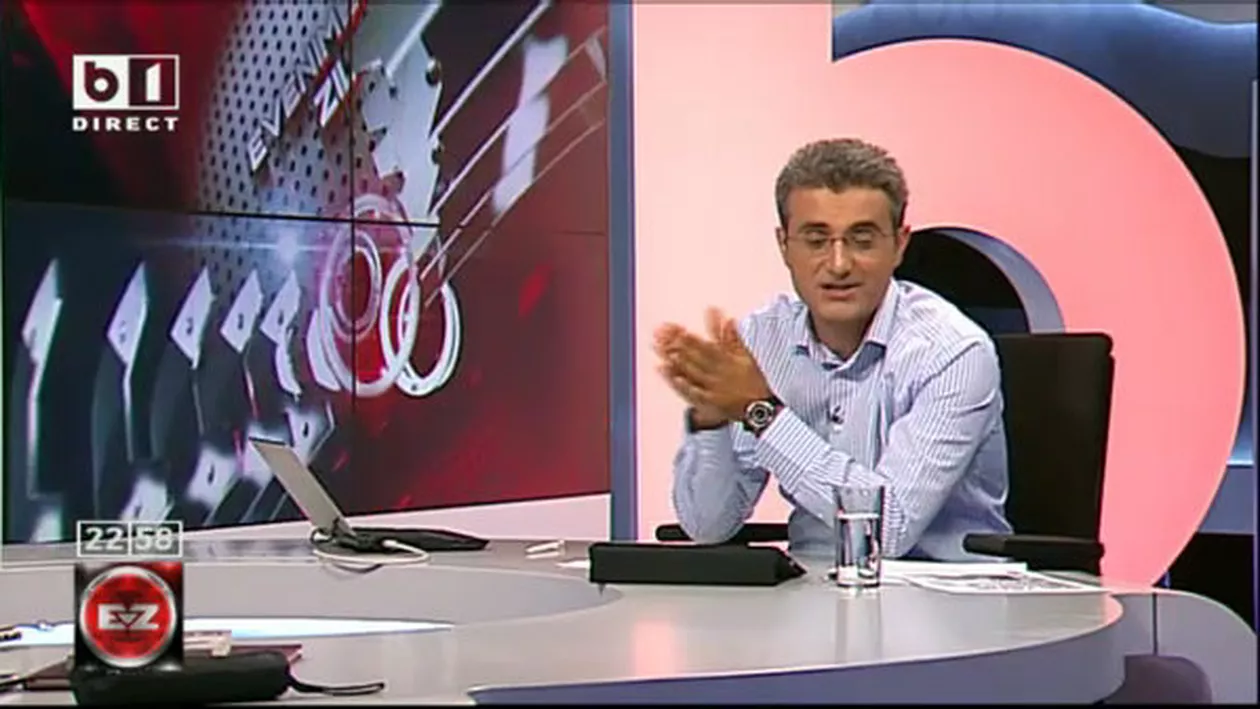 Accident incredibil: Un bărbat scapă viu după ce e aruncat într-o vitrină de o șoferiță (VIDEO)