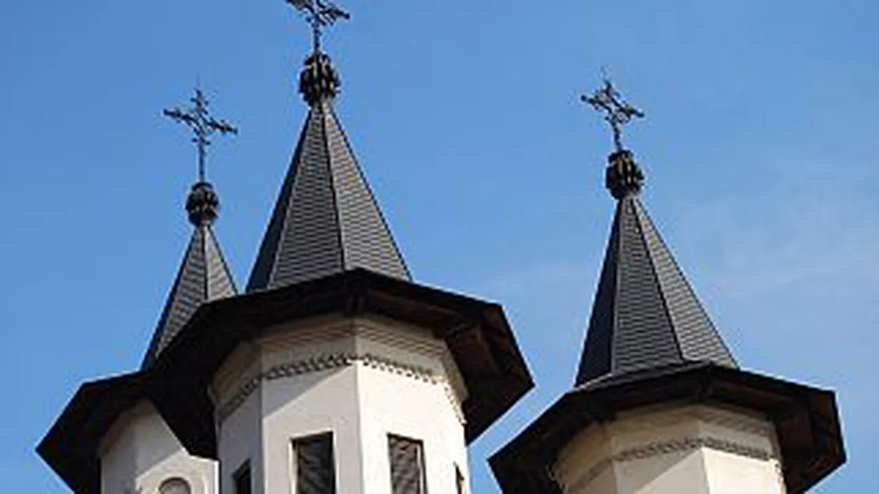 Turla bisericii din Pietroșița a luat foc după ce a fost lovită de fulger