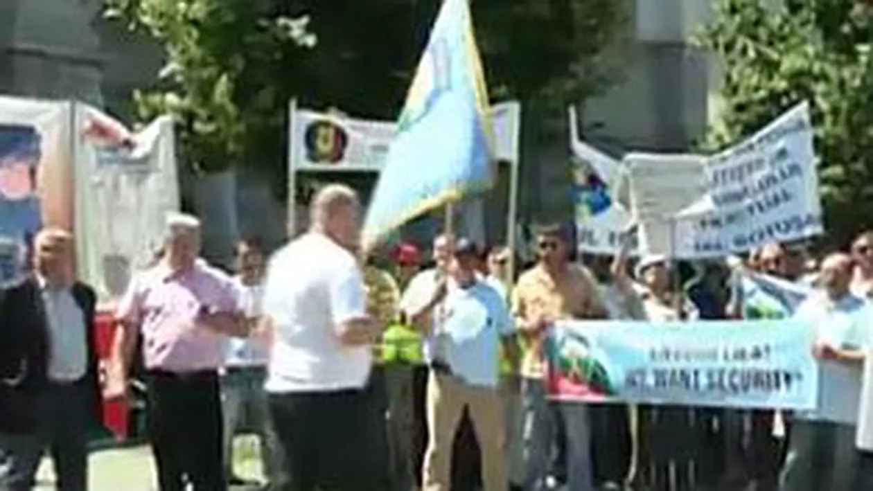 Poliţiştii continuă protestele faţă de decizia de disponibilizare