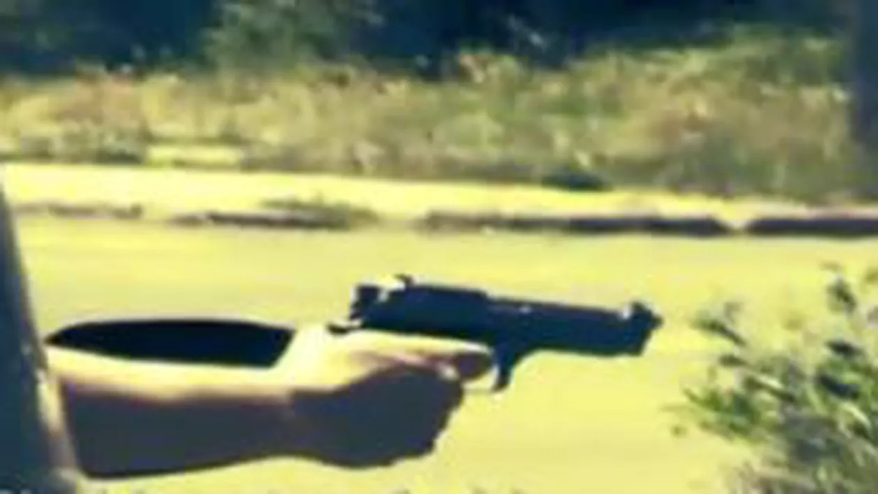 Pistolari de ocazie la Galaţi: Patru tineri au tras în tot ce au prins în cale