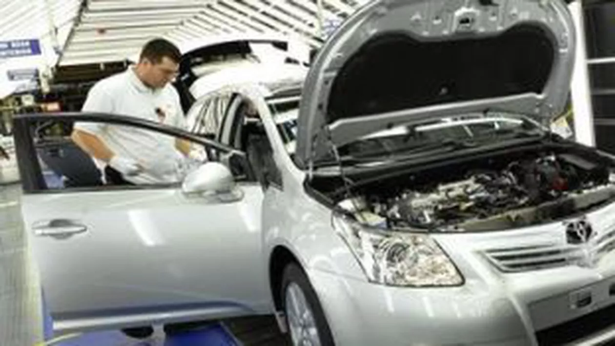 Toyota recheamă în service 110.000 de mașini hibrid pentru probleme la circuitele electrice