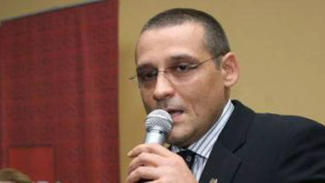 Senatorul PSD Gabriel Mutu, forțat să își mute mașina de lux din curtea partidului