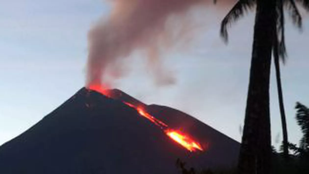 Vulcanul Soputan din Indonezia a început să erupă