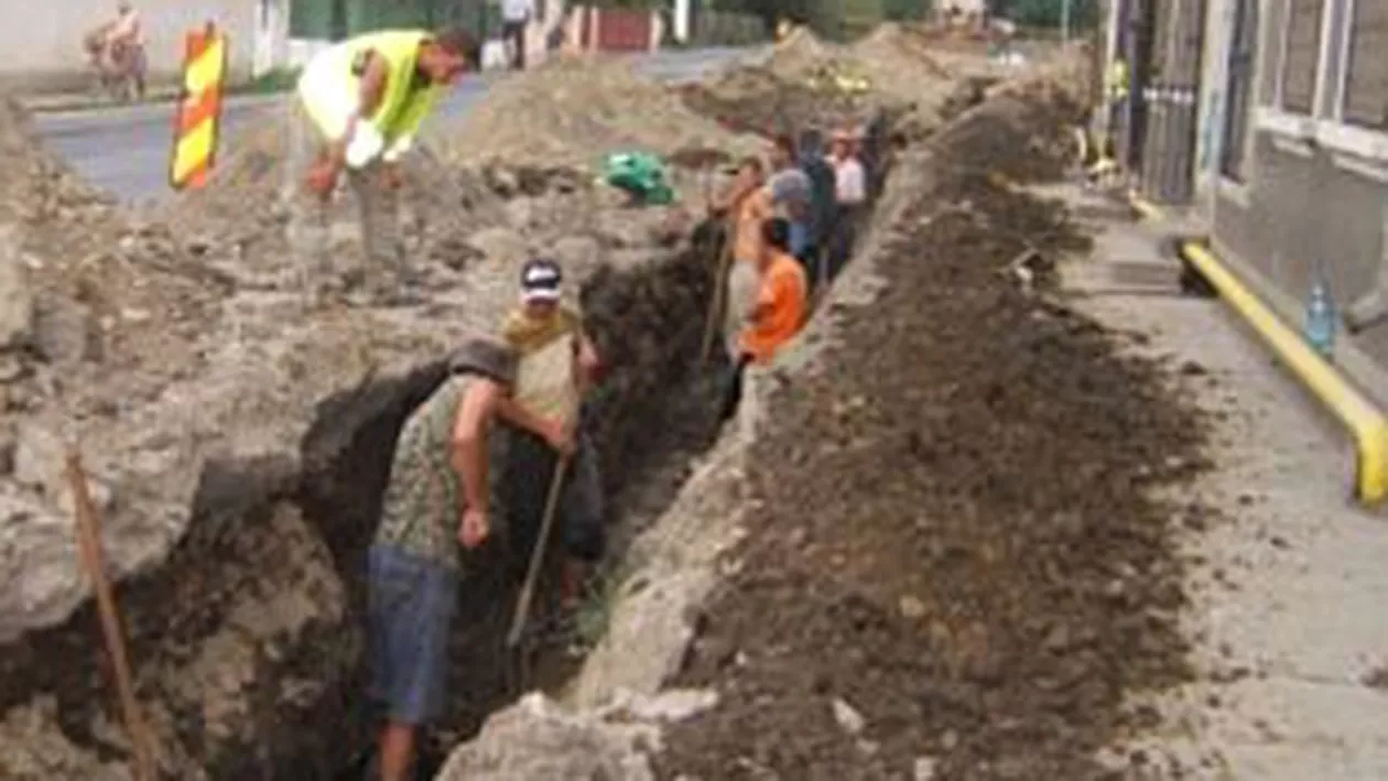 Un bărbat a fost prins sub un mal de pământ în timp ce lucra la un sistem de canalizare în Dâmboviţa