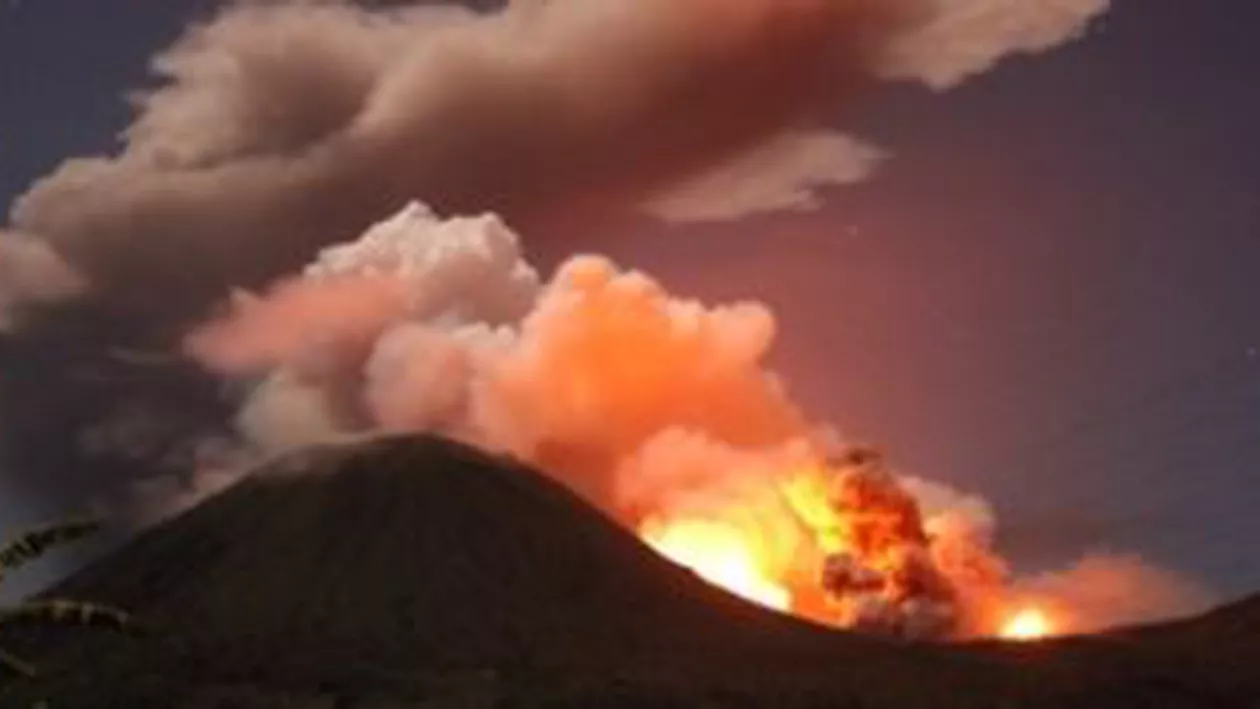 Erupție spectaculoasă a vulcanului indonezian Lokon. Zborurile nu sunt afectate