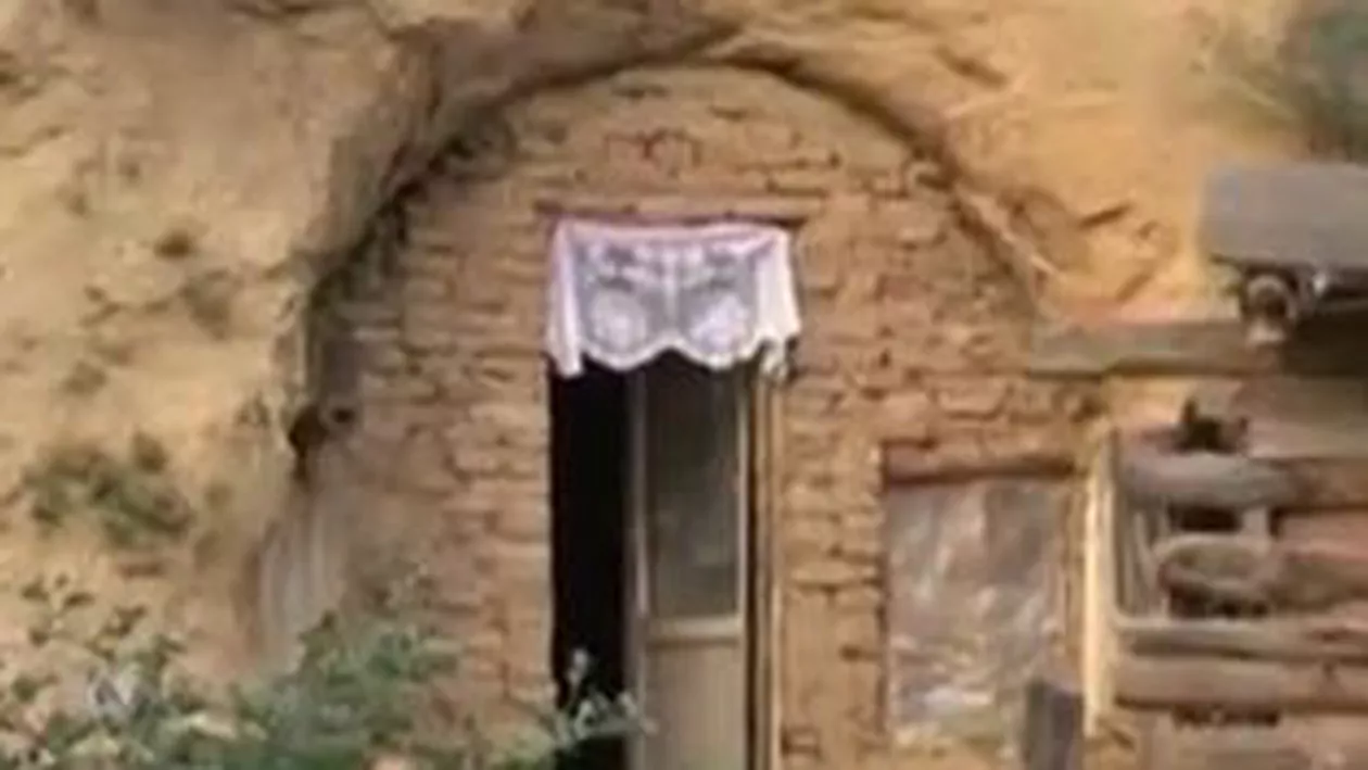 Sibiu: Un bărbat și o femeie trăiesc într-o grotă săpată într-un deal. Cei 5 copii au fost dați în plasament