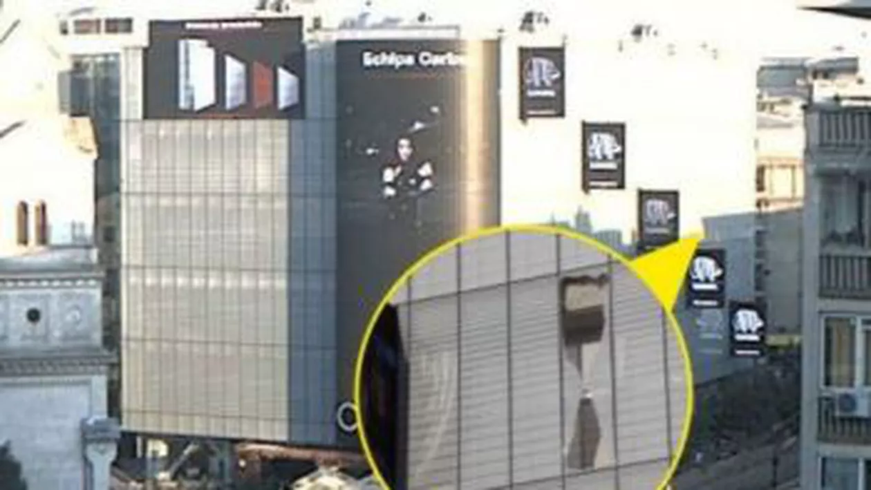 Un panou din fațada magazinului Cocor s-a prăbușit. Pietonii au fost la un pas de a fi uciși pe loc (FOTO)