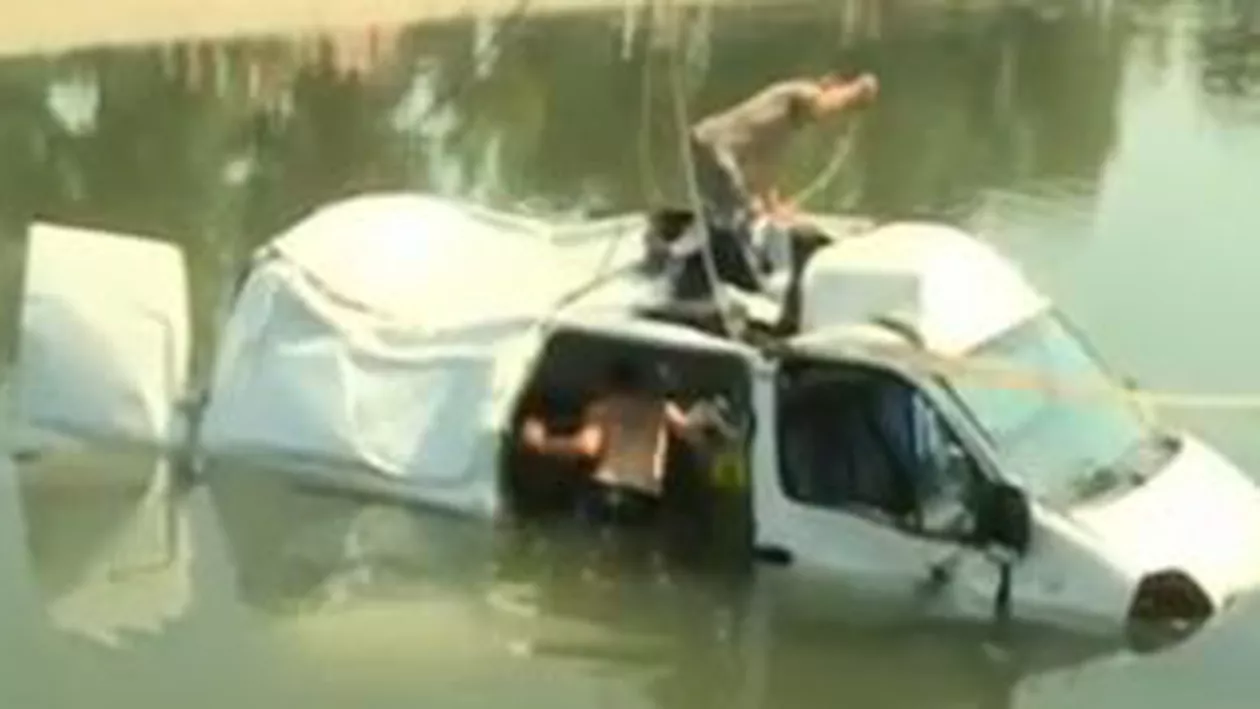 București: Un șofer s-a răsturnat cu mașina în râul Dâmbovița după ce a lovit o gură de canal