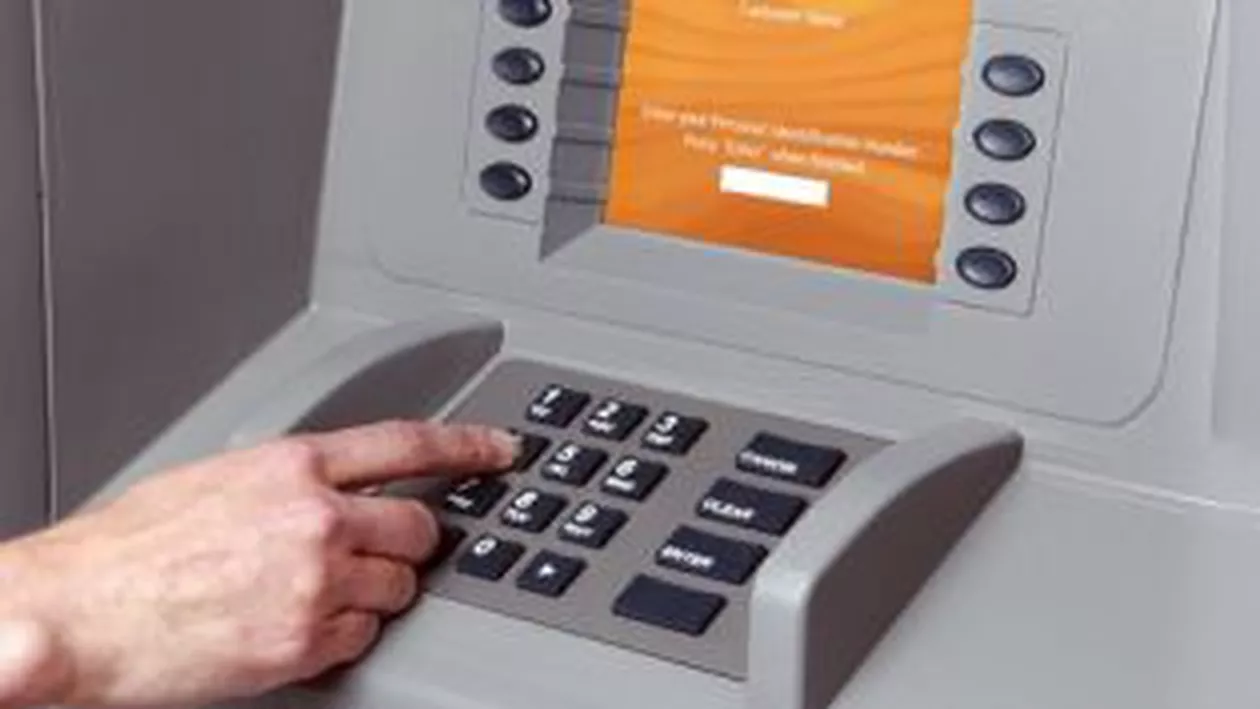 Trei români, arestați pentru fraudă bancară în Oman