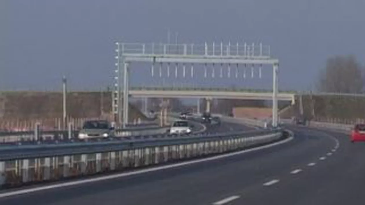 Grav accident pe A1: Un tânăr a murit după ce intrat cu mașina într-un camion cu lemne