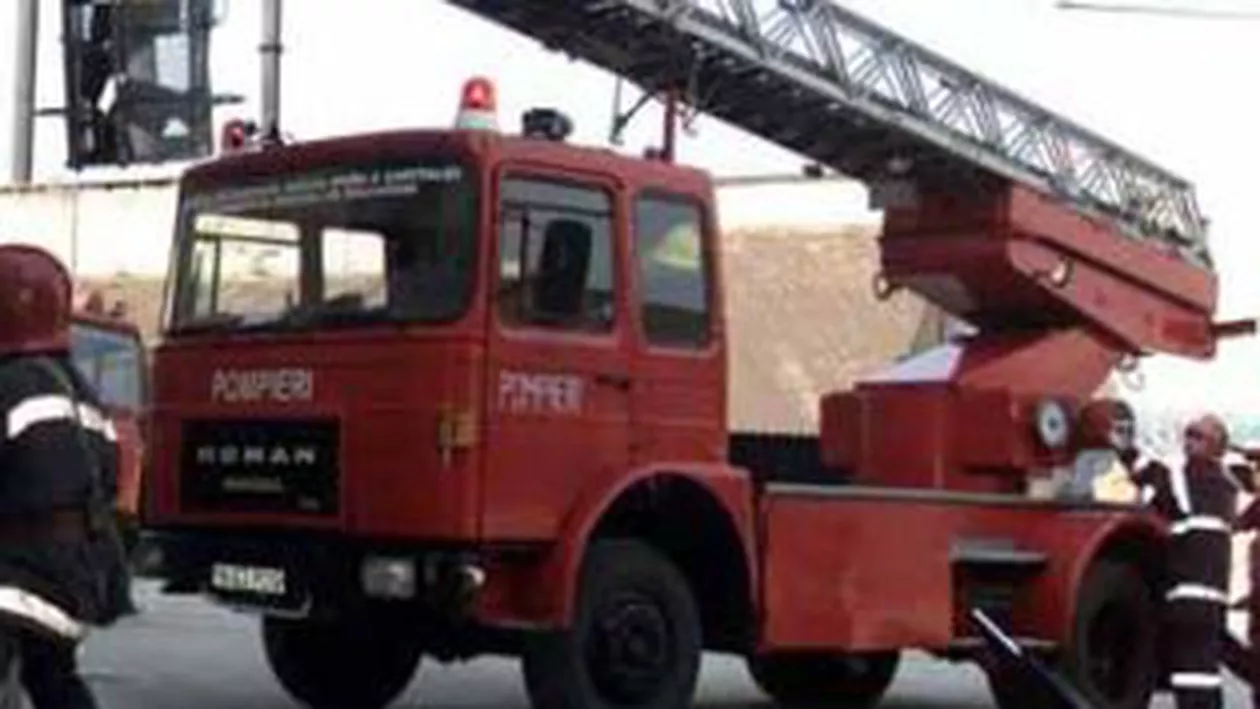 Maramureş: Un pompier a murit și alți patru au fost răniți după ce autospeciala în care se aflau s-a răsturnat