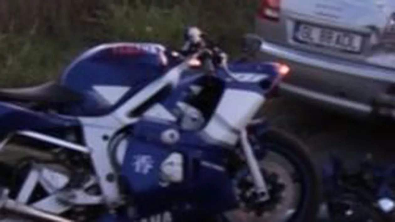 Inconștiența dăunează grav sănătății: Un bărbat a ajuns la spital după ce a intrat cu motocicleta în propria mașină