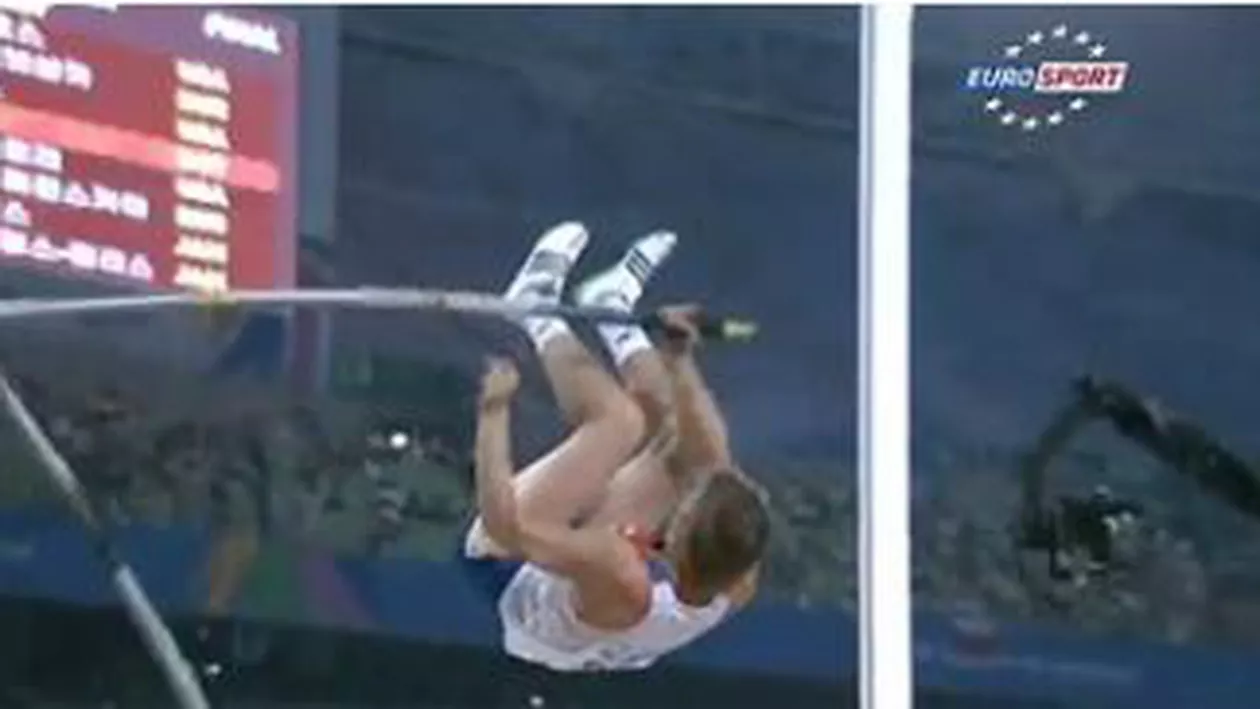 Accident incredibil! CM de Atletism: Doi săritori cu prăjina au rămas fără obiectul muncii în plină finală