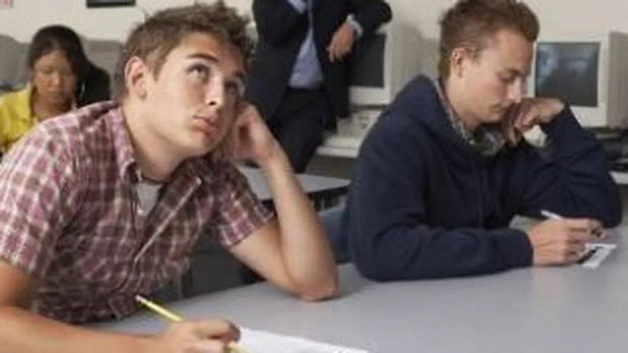 Bac 2011: Peste 60 de absolvenți, eliminați din examen. VEZI subiectele la Istorie și Matematică