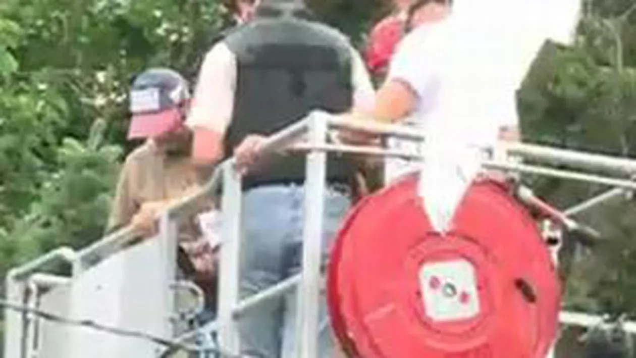 Protestatarul de la Cotroceni a fost dat jos de pe stâlp cu laxative