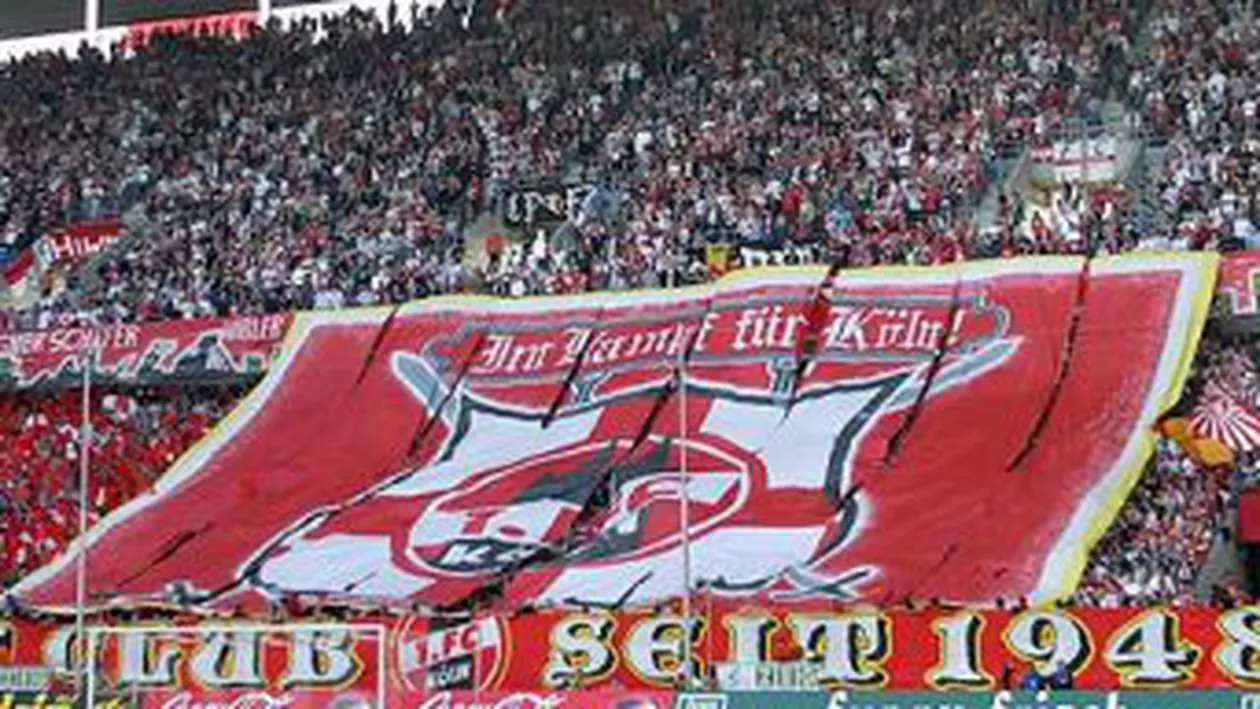 Interziși pe stadion după ce au aruncat cu excremente și urină din tribune