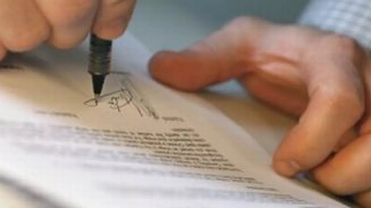 Companiile vor plăti contribuții sociale similare pentru angajații cu drept de autor și carte de muncă