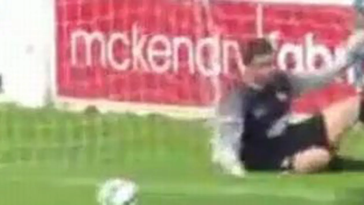 Gol de la jumătatea terenului în campionatul de fotbal din Irlanda de Nord (VIDEO)