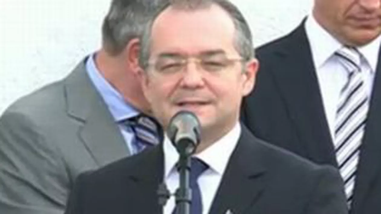 Emil Boc, la inaugurarea Complexului Sportiv FRF de la Buftea: Vezi ce cadou a primit premierul