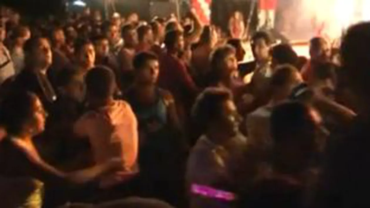 Scandal între maneliști: Mai mulți bărbați s-au luat la bătaie în timpul unui concert