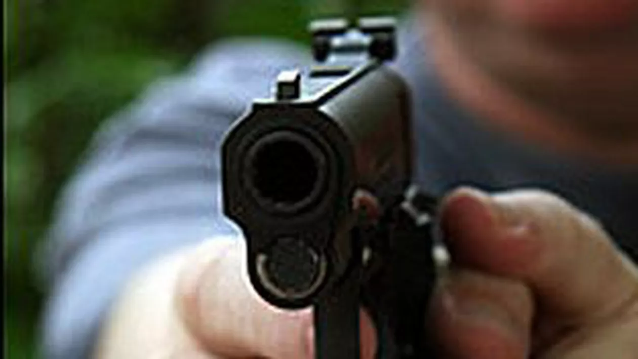 Scenariu de film în Bihor: Bărbat împușcat în picior de polițiști, după ce îi atacase cu toporul