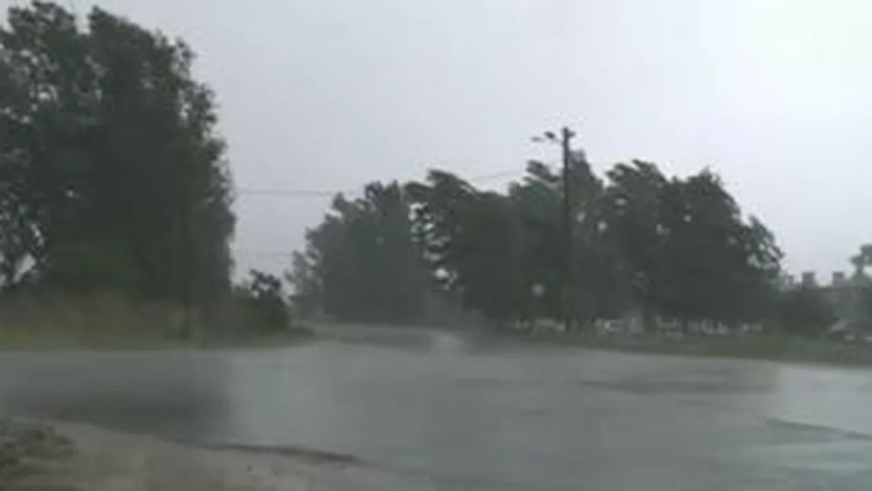 Suceava: Zeci de gospodării sunt inundate. Echipajele ISU evacuează apa din case