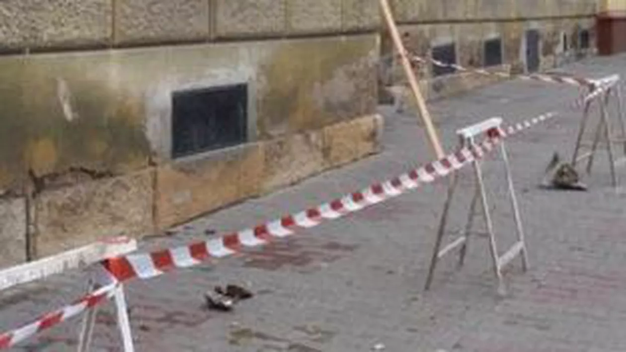 Cluj: Trei copii au ajuns la spital după ce au fost loviți de tencuiala desprinsă de pe o clădire