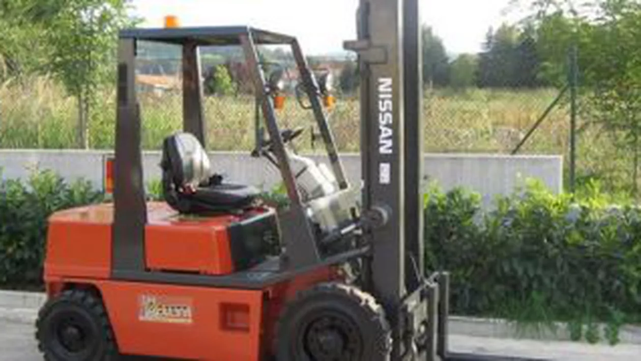 Pitești: O sută de angajați ai unei firme protestează după ce o femeie a murit strivită de un motostivuitor