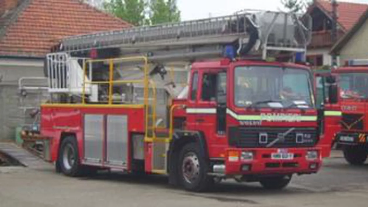 Călărași: Un bărbat a fost găsit spânzurat în curtea casei sale, cuprinsă de flăcări