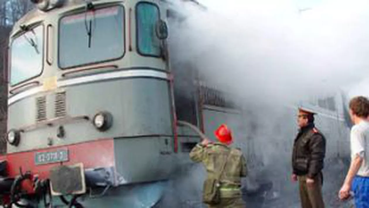 Hunedoara: Locomotiva unui tren rapid a luat foc