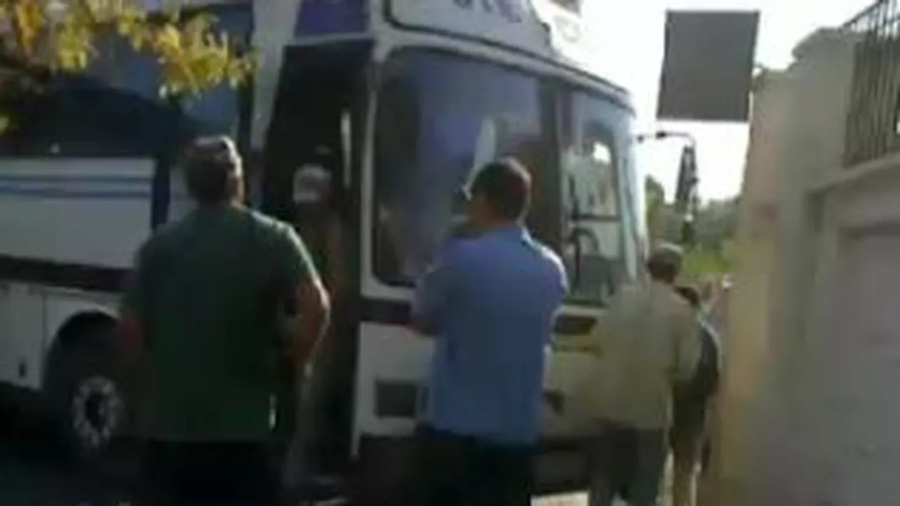 Tulcea: Circulație întreruptă după ce un autocar cu deținuți a rămas blocat în mijlocul străzii
