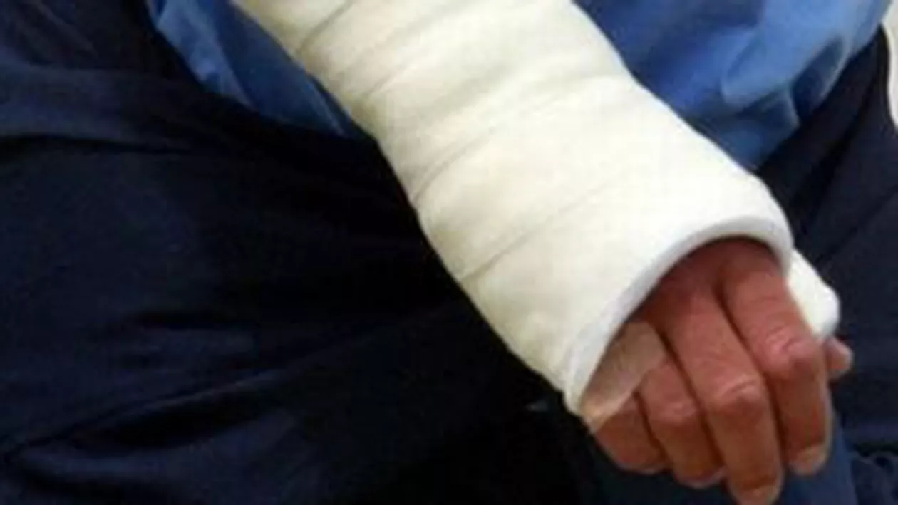 Un elev i-a rupt mâna directoarei unei școli din Vaslui