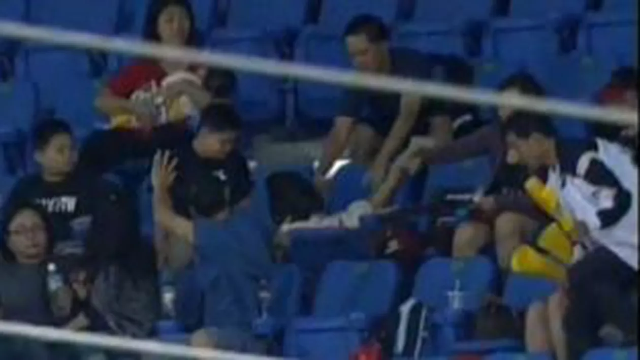 Părinte inconștient: Și-a aruncat fiica din brațe pentru a prinde o minge de baseball (VIDEO)