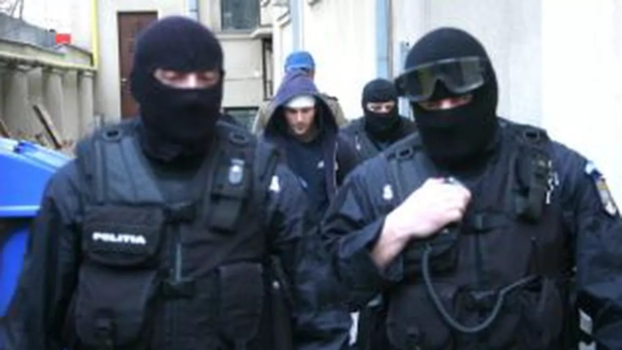 Descinderi în Capitală: 11 persoane suspectate de fraude bancare au fost reținute