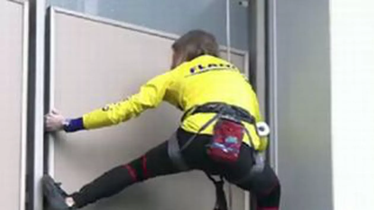 Alain Robert, alias "Spiderman", a escaladat hotelul Intercontinental din Bucureşti în 15 minute
