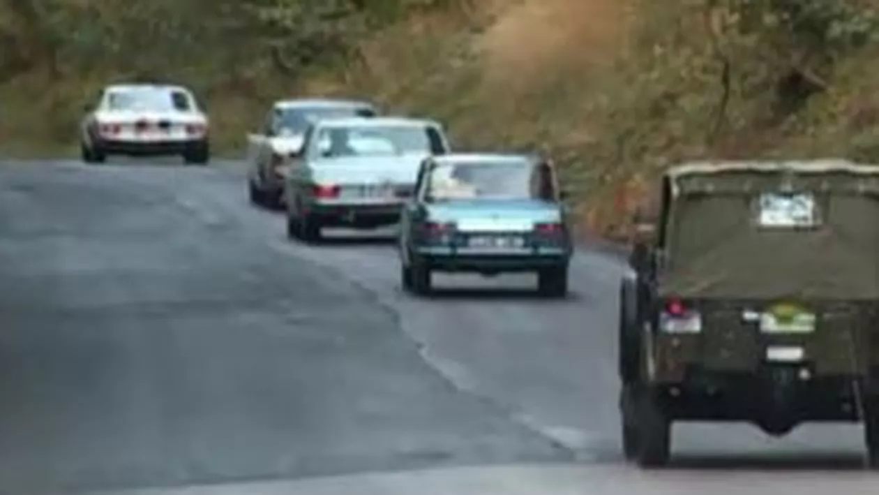 Mașinile de epocă, la întrecere pe Transfăgărășan: Au străbătut drumul dintre Barajul Vidraru şi Bâlea Lac